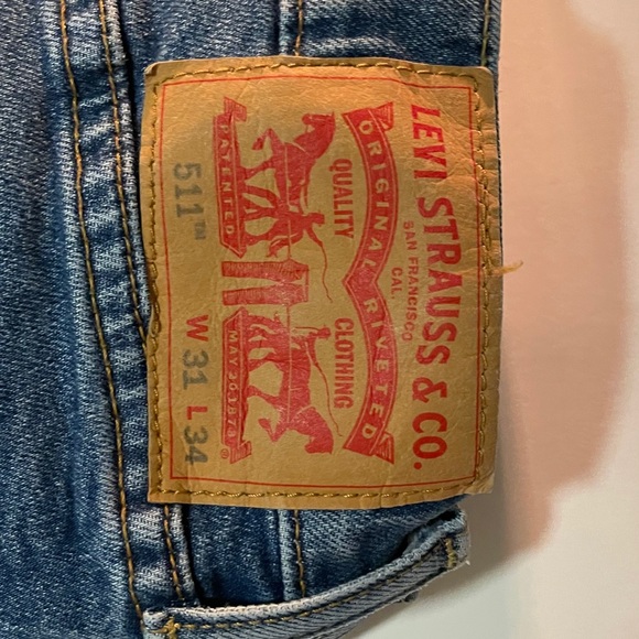 Medium blue ripped Levi jeans - Picture 6 of 6